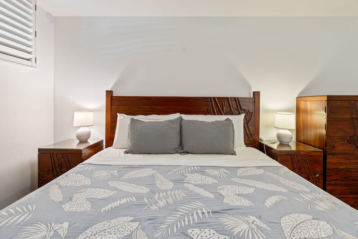Cama tamaño king con colchón Tempur-Pedic.