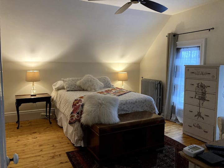 חדר השינה בקומה העליונה מספק שנת לילה שלווה על מיטת קווין סייז. 
יש ארון ושידה מלאים לחפצים שלכם.