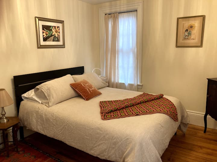 תיהנו משנת הלילה שלכם בחדר השינה בקומה הראשונה, ממש ליד המטבח.  בנוסף למיטת קווין סייז, היא מציעה ארון לחפצים שלכם.