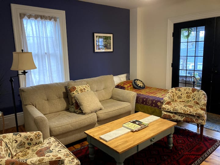 הסלון נמצא ליד פינת האוכל וחדר השינה למטה. אנא ראו את המיטה "המתגלגלת" היחידה.