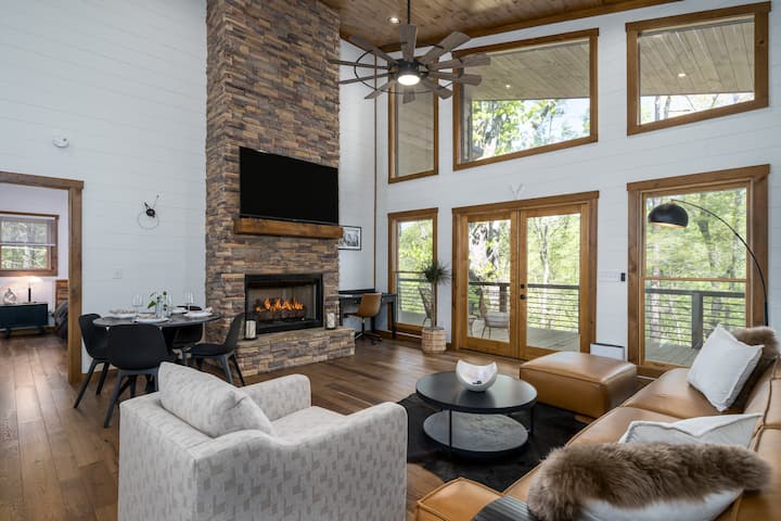 Serene Cottage Retreat W/ Hot Tub, 2 Fireplaces! - Ellijay, GA