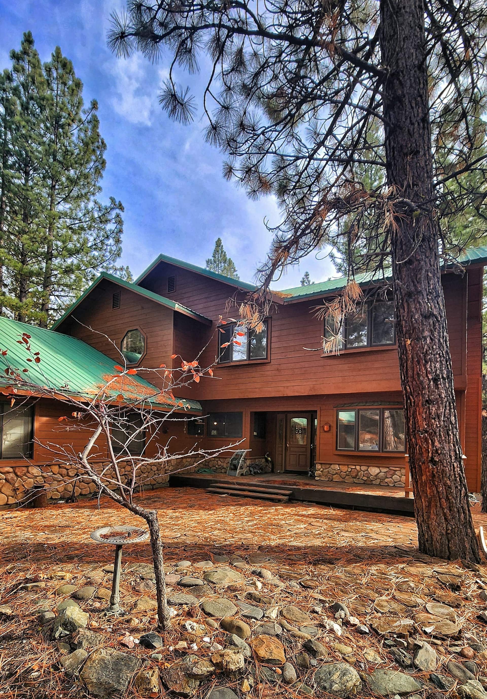 Welcome to The Lost Sierra Lodge