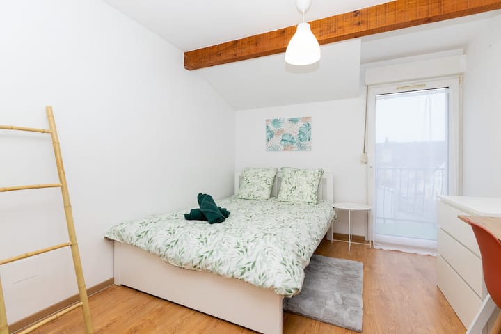 ห้องนอนกว้างขวางพร้อมโต๊ะทำงานและตู้เสื้อผ้า