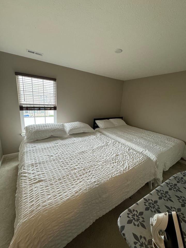 Relaxačná spálňa 2 s manželskými posteľami King a Queen pojme až 5 osôb.