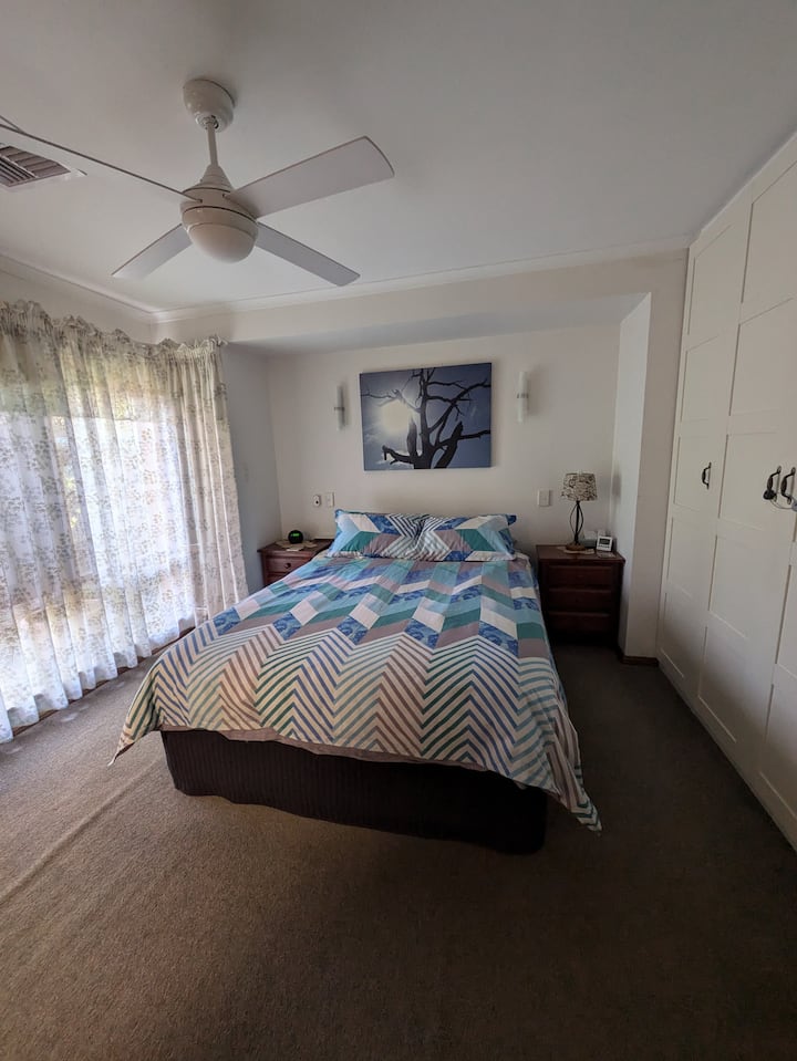 เตียงควีนไซส์พร้อมผ้าปูที่นอนใหม่สำหรับผู้เข้าพักทุกคน