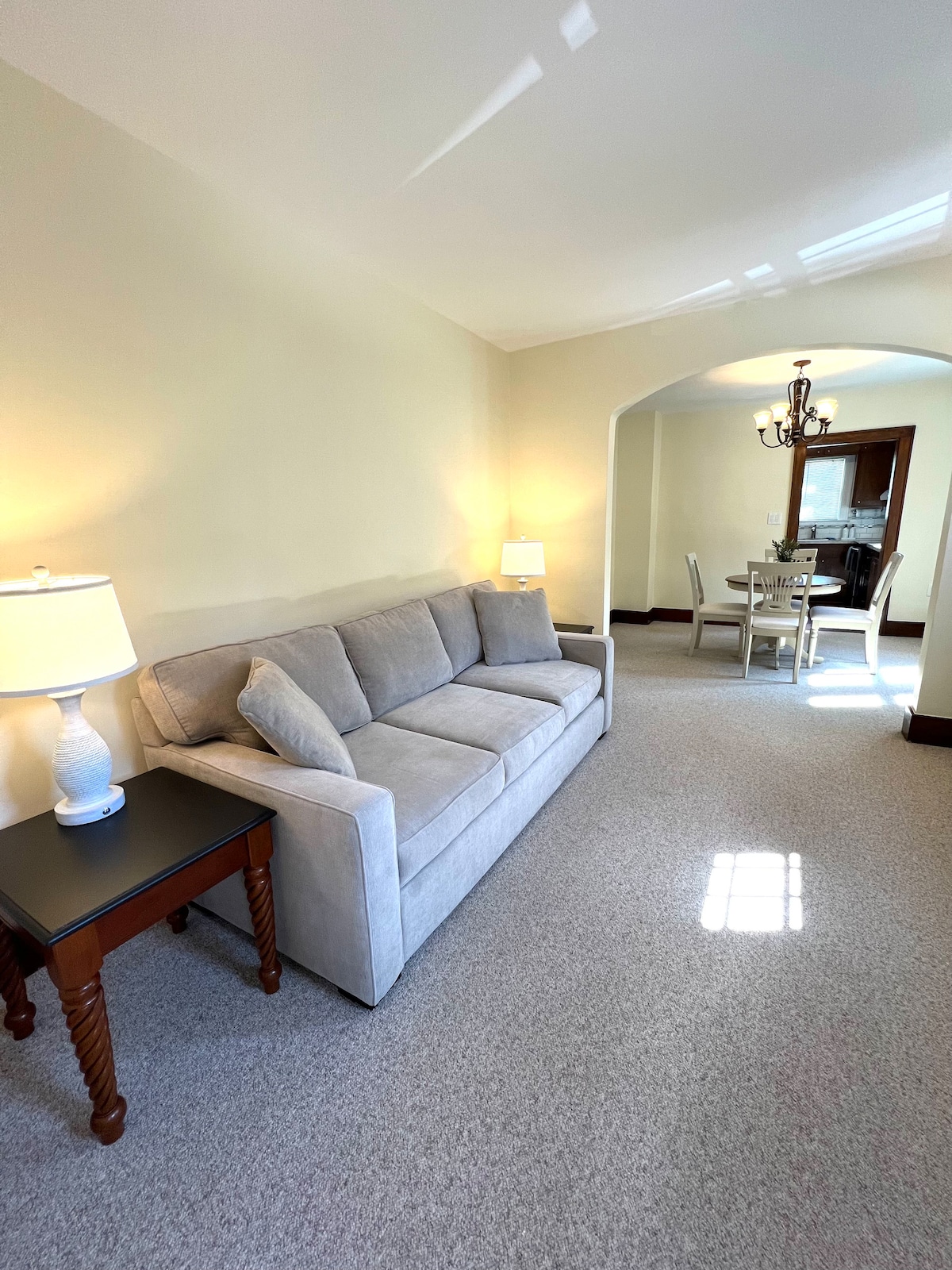 Уютно във всекидневната на удобния диван и настройте настроението с трипосочни димируеми сензорни лампи с вграден USB C + A бързи портове за зареждане