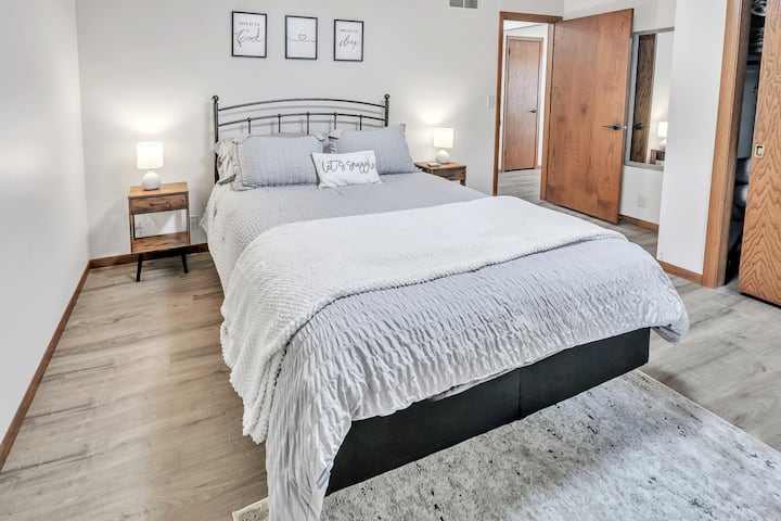 לישון טוב על מיטת קווין סייז זו עם הרבה מצעים, שמיכות וכריות.  אם אתם צריכים מיטות נוספות, יש לנו קווין ומזרן אוויר זוגי שתוכלו להוסיף לחדר הזה. מכונת רעש.