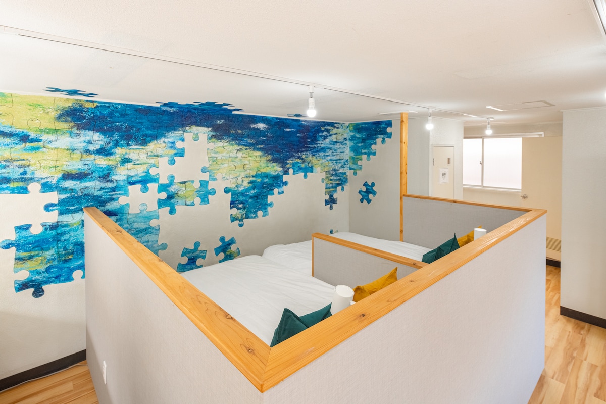 Habitación con cama 1-1
2 camas semidobles (120 cm x 200 cm)
2 camas semidobles (120 cm × 200 cm)
(120 cm × 200 cm)
(120 cm × 200 cm)
2 camas semi dobles (120 cm x 200 cm)