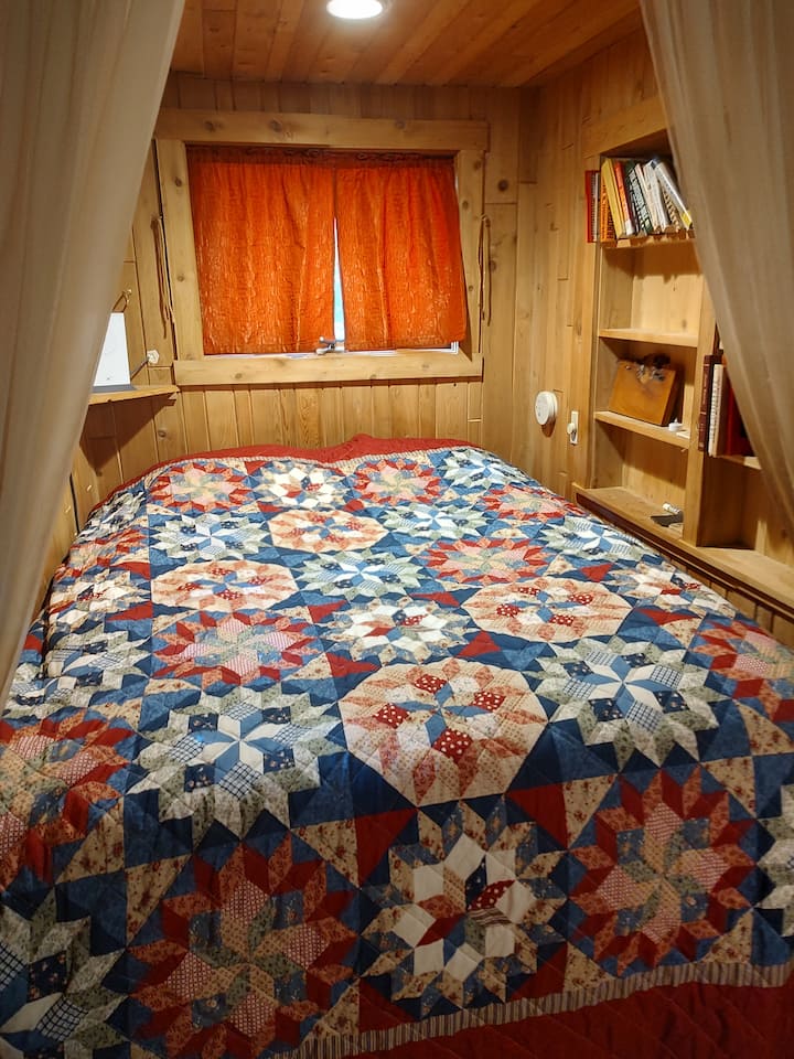 Manželský kútik s manželskou posteľou.