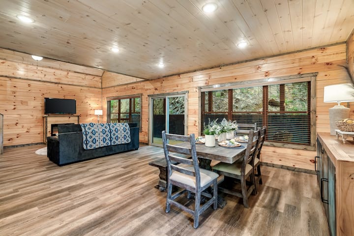 Útulná obývacia izba je ideálna na oddych s rodinou. Je vybavený 55-palcovou televíziou s Roku a HBO Maxom na nekonečnú zábavu, spolu s pohodlným gaučom a dvoma stoličkami na oddych. Posuvné dvere poskytujú ľahký prístup na zadnú terasu.