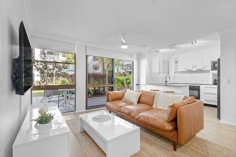Top performing Airbnb: Casa Tropicana Luxury beachfront apartment in Alexandra Headland