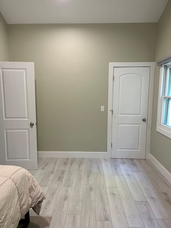 Este é o quarto principal do rei. A porta à esquerda leva ao banheiro completo compartilhado do lado de fora da porta do quarto. A porta à direita é um armário para armazenamento de roupas. O quarto tem persianas que escurecem o quarto.