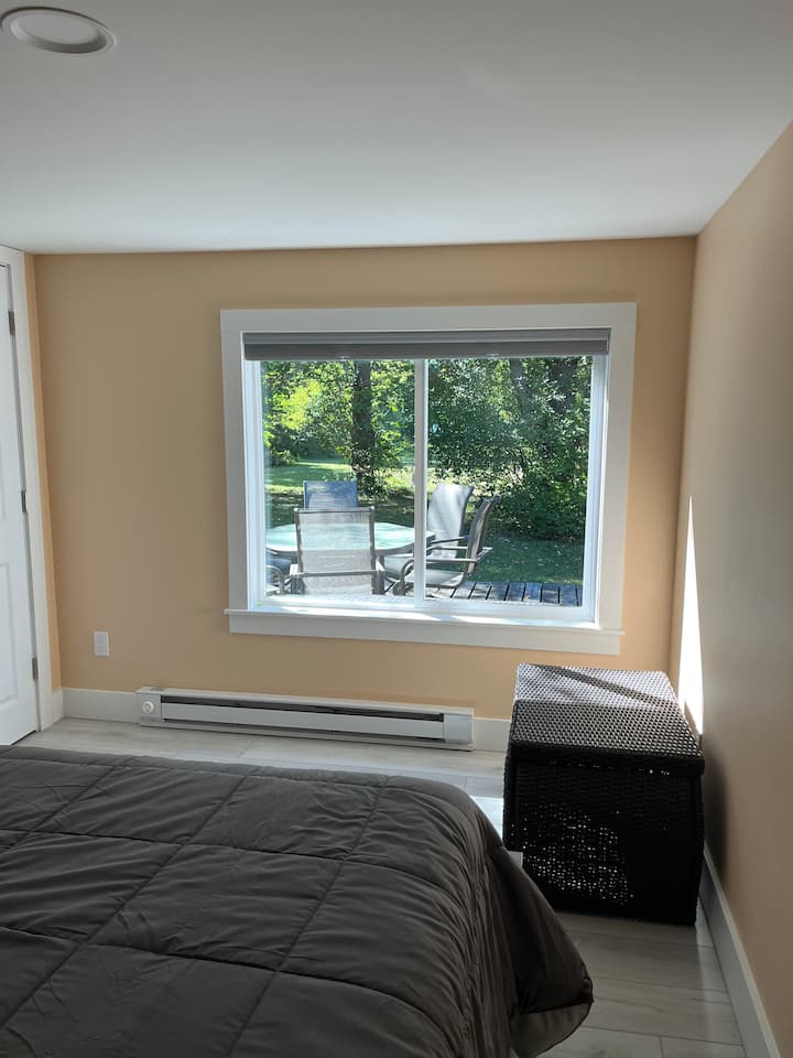 Este quarto tem uma cama queen e uma vista para o deck. Há cortinas que escurecem o quarto e um ventilador de chão neste quarto.