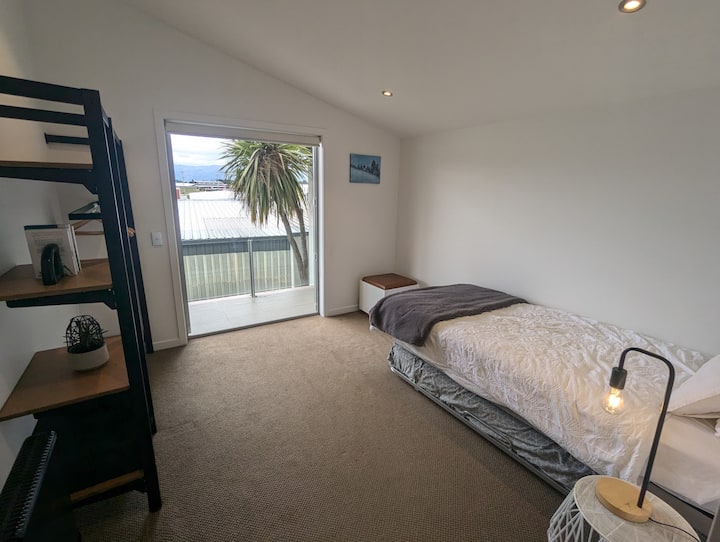 2号卧室，可睡2人，加大双人单人床和单人床，带外部通