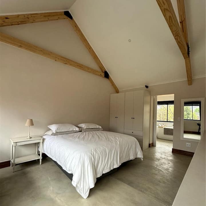 开放式阁楼式第二间卧室可俯瞰双人起居区，非常适合成人入住，但不适合幼儿入住。 它设有令人惊叹的套房浴室，配有宽敞的无缝窗户，可欣赏周围的壮丽景色。  