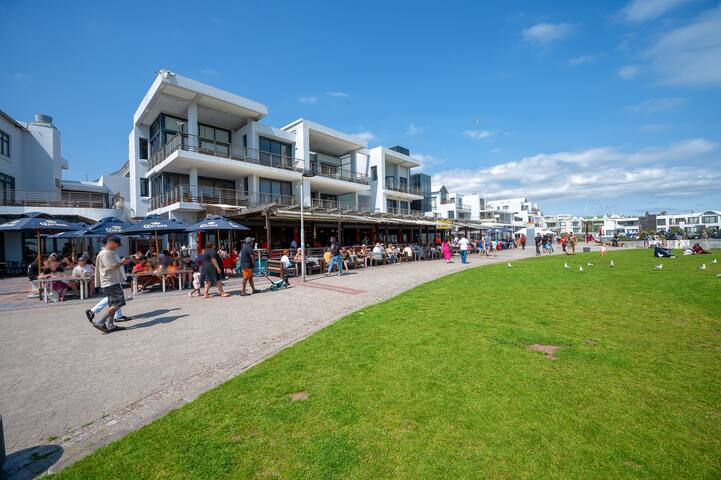 Beachfront Big Bay Apartment gallery image 5