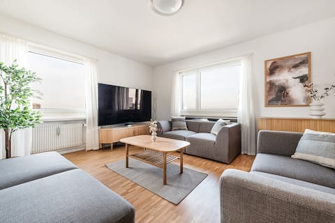 SOHO Penthouse (Lake-Mountain View & Free Parking)