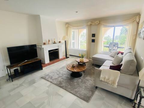 Propiedad de Airbnb exitosa: Villa with stunning sea views and a private pool en Marbella