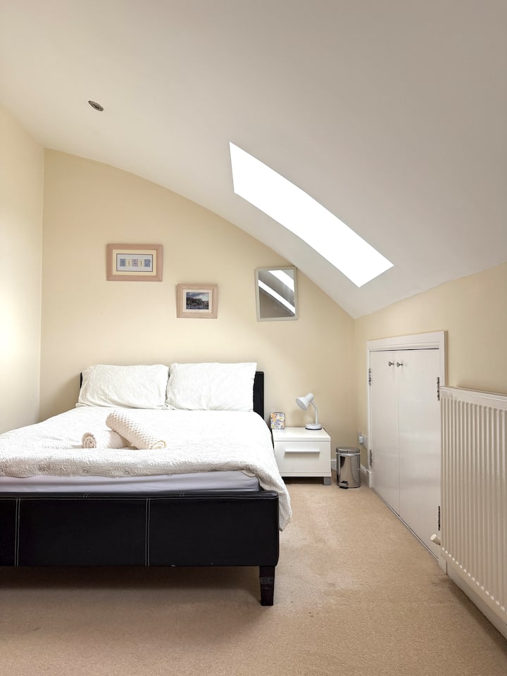 מיטה זוגית אחת - מתאימה לשני אנשים
יש ספה נפתחת בחדר הזה - לאורח החמישי או זמינה על פי בקשה מראש לפני הצ'ק-אין.