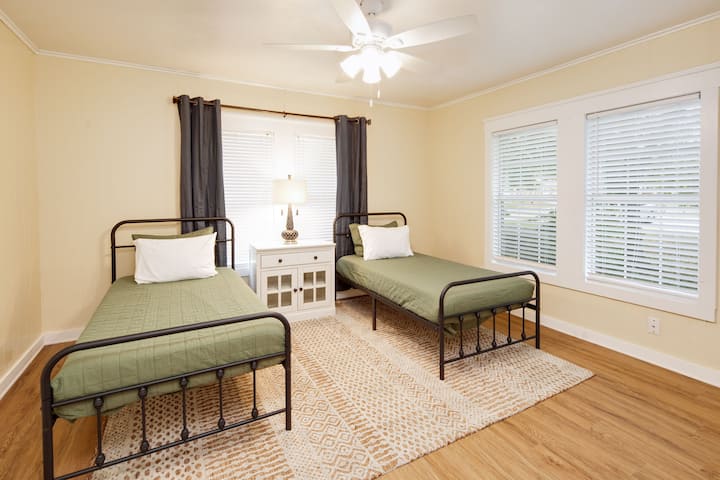 เตียงเดี่ยว (เตียงคู่) 2 เตียง ที่นอนเมมโมรี่โฟมพร้อมหมอนโฟม 