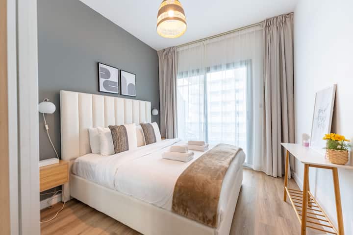 Word wakker met een adembenemend uitzicht op de jachthaven van Dubai in deze elegante slaapkamer. Het is ontworpen voor comfort en stijl en beschikt over kamerhoge ramen, zacht beddengoed, een moderne inrichting en een serene sfeer - perfect voor een rustgevend en luxe verblijf.