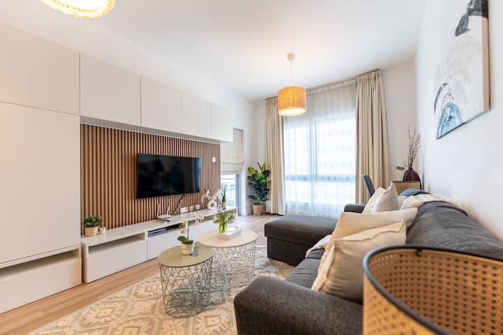 Stap in een luxe woonkamer in Dubai Marina, ontworpen met moderne elegantie en comfort in gedachten. Met kamerhoge ramen, een prachtig uitzicht op de skyline, stijlvol meubilair en een ruime indeling - perfect voor ontspanning en entertainment.