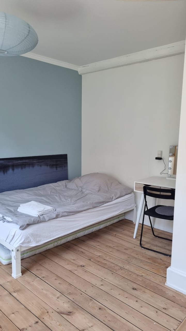 一楼卧室，空间宽敞。 
床宽120厘米，可供一人使用。 