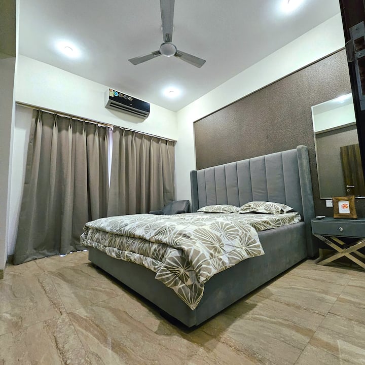 جرب الراحة السماوية على سريرنا الكبير، مع أسرّة ممتازة لنوم مريح حقًا.