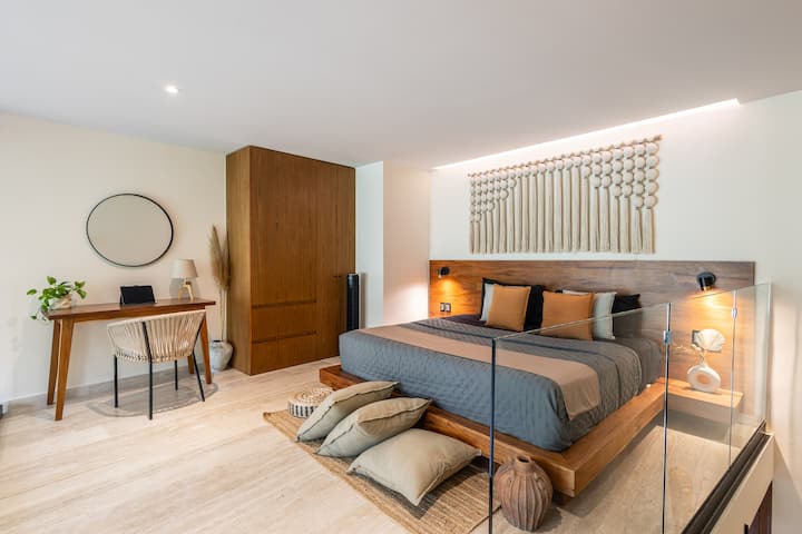 مرتبة سيلي بحجم كينج، وسرير تسالام مصنوع يدويًا مع طاولات جانبية ومصابيح ليلية.