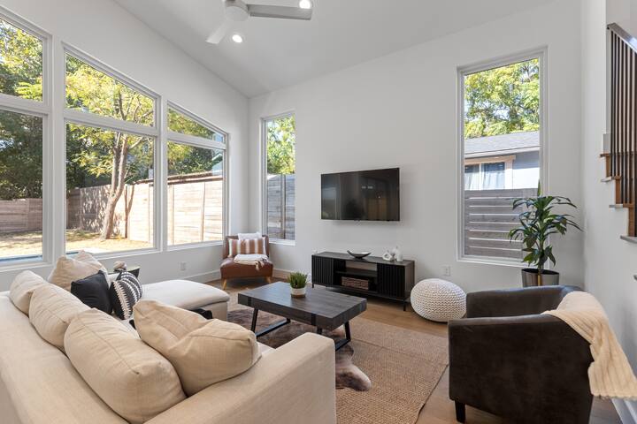 Stunning 5BR House w/Pool & Concierge Downtown ATX gallery image 2