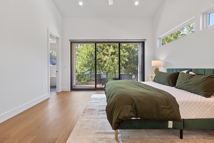 Stunning 5BR House w/Pool & Concierge Downtown ATX gallery image 5