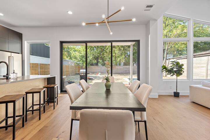 Stunning 5BR House w/Pool & Concierge Downtown ATX gallery image 4