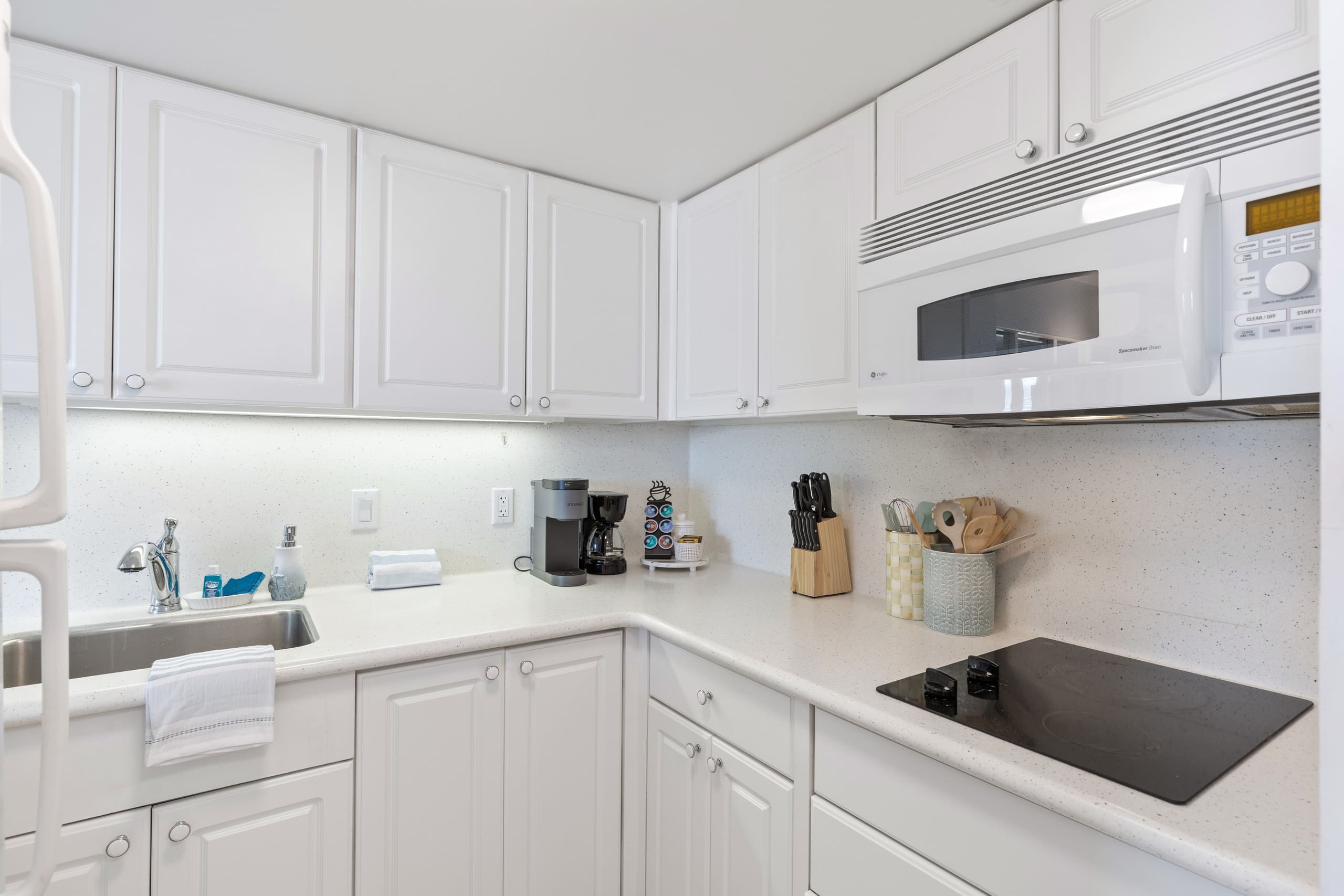Condo in Honolulu · ★4.95 · 1 bedroom · 2 beds · 1 private bath - Image 7