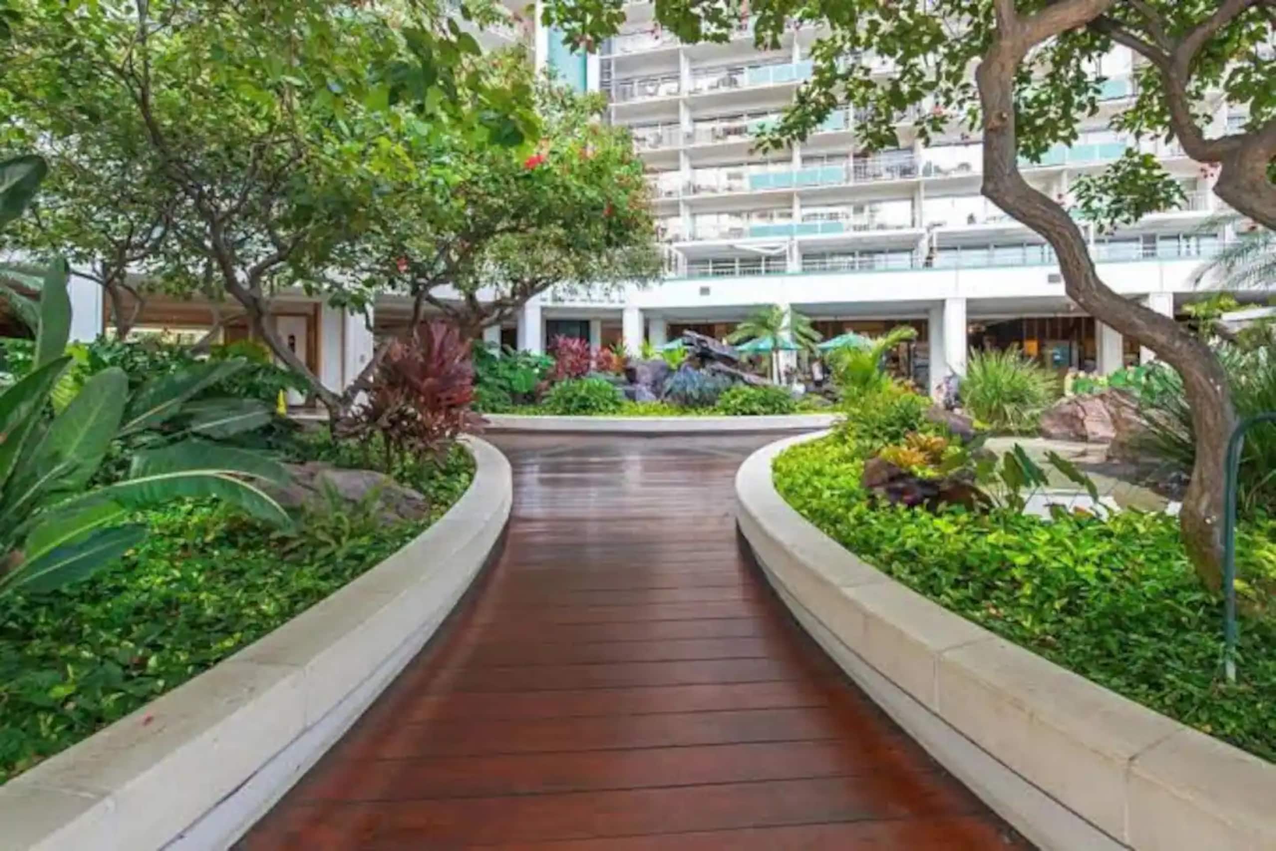 Condo in Honolulu · ★4.95 · 1 bedroom · 2 beds · 1 private bath - Image 35