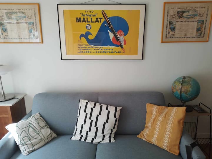 Ეს გასაშლელი დივანი - ძალიან ადვილად გასახსნელი და დახურული - არის ახალი და ძალიან კომფორტული (მყარი დასაძინებელი)