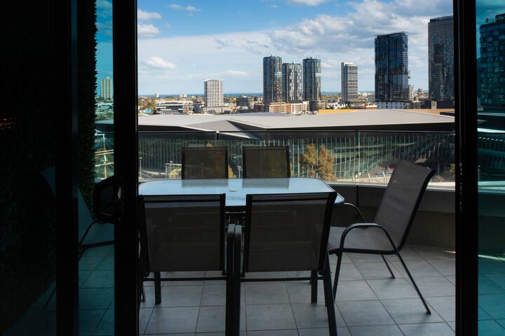 Spacious 3 Bed Apt with Stunning River/City Views gallery image 5