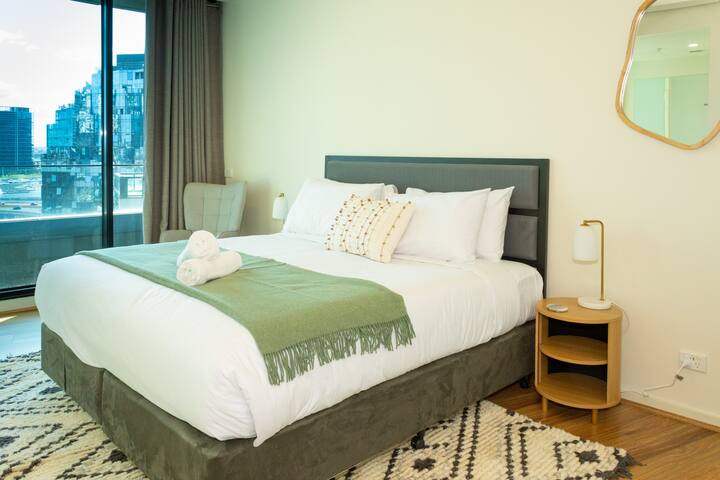 Spacious 3 Bed Apt with Stunning River/City Views gallery image 3