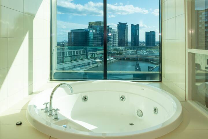 Spacious 3 Bed Apt with Stunning River/City Views gallery image 2