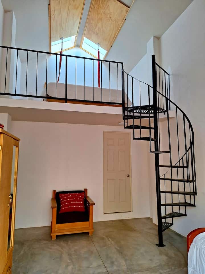 Esta amplia recámara tiene un tapanco sobre  el cual encontrarás una cama king size, burós y lámparas . Un domo con techo corredizo donde podrías observar el claro cielo de Oaxaca. Es importante que los niños estén siempre vigilados en esta área.