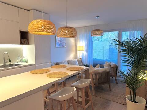 Lakeside Escape, Senec