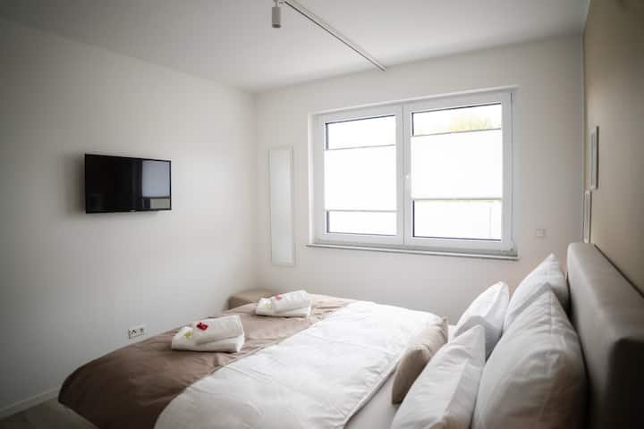 U drugoj spavaćoj sobi nalazi se udoban bračni krevet i pametni TV od 35 ". U svim spavaćim sobama nalaze se noćne svjetiljke, adapteri za pametne telefone, ručnici, gel za tuširanje i šampon za ugodan boravak.