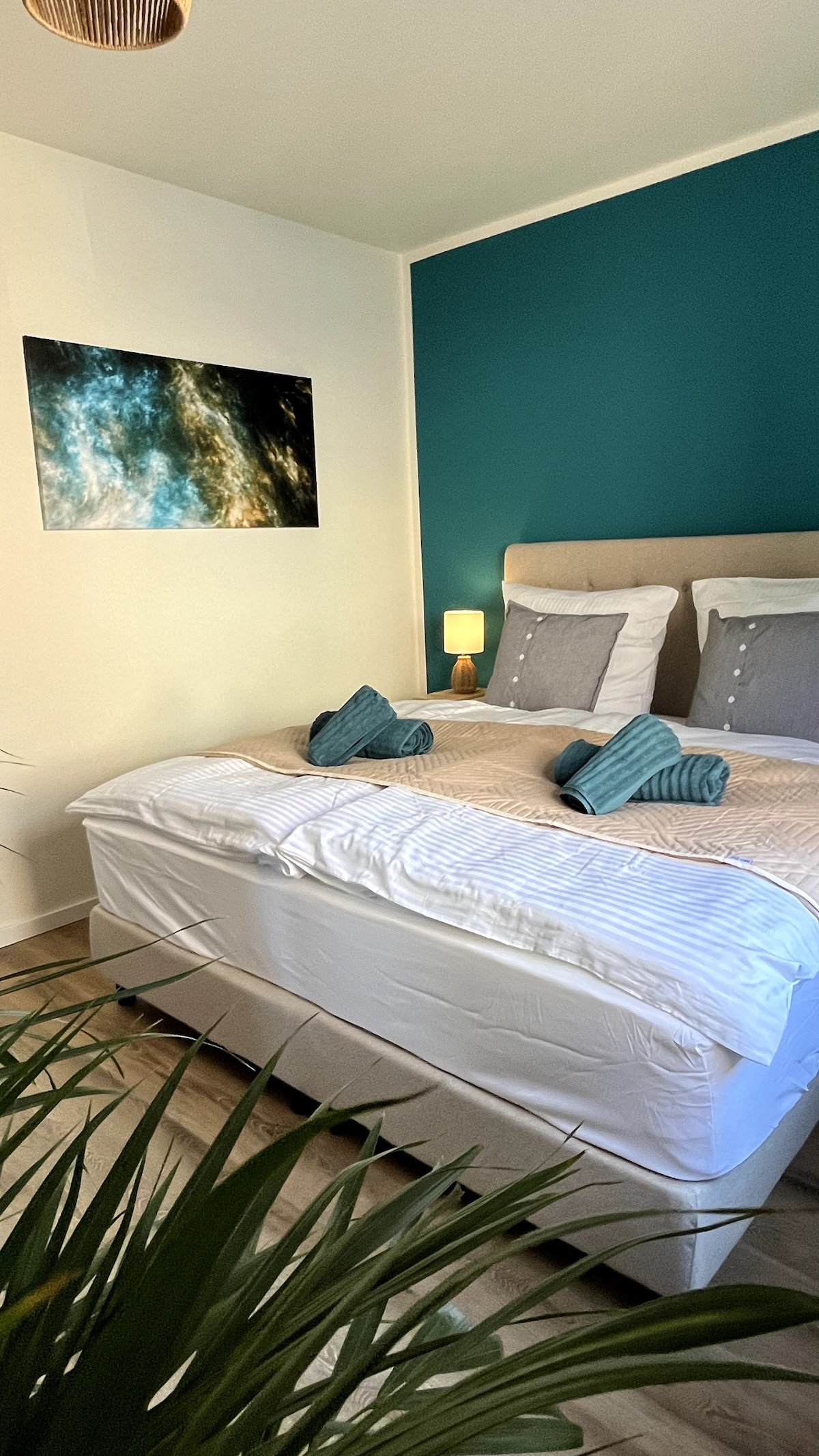 Ook in de tweede slaapkamer vind je een groot, super comfortabel boxspringbed. Gordijnen en jaloezieën maken het extra gezellig.