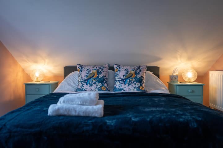 The Bird Room - King Size bed with sea views on the first floor and Juliette balcony