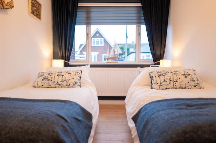 Izba pre lode - izba je bezbariérová na prízemí s oddelenou posteľou a zatemňovacími závesmi, vedľa prístupnej mokrej miestnosti.

