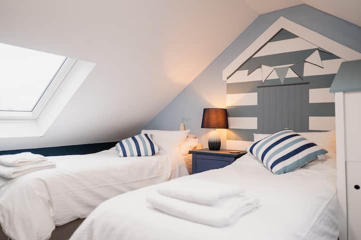 Izba Beach Hut - na prvom poschodí s manželskou posteľou King, ktorá sa dá rozdeliť na samostatné postele, nám v čase rezervácie dajte vedieť, ako by ste chceli izbu nastaviť.