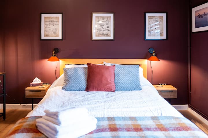 Izba s lietadlom - izba je na prízemí prístupná pre invalidné vozíky s posteľou Hypnos King a zatemňovacími závesmi.