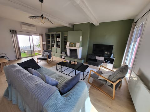 Village house in Pomérols with a "tropézienne" roof