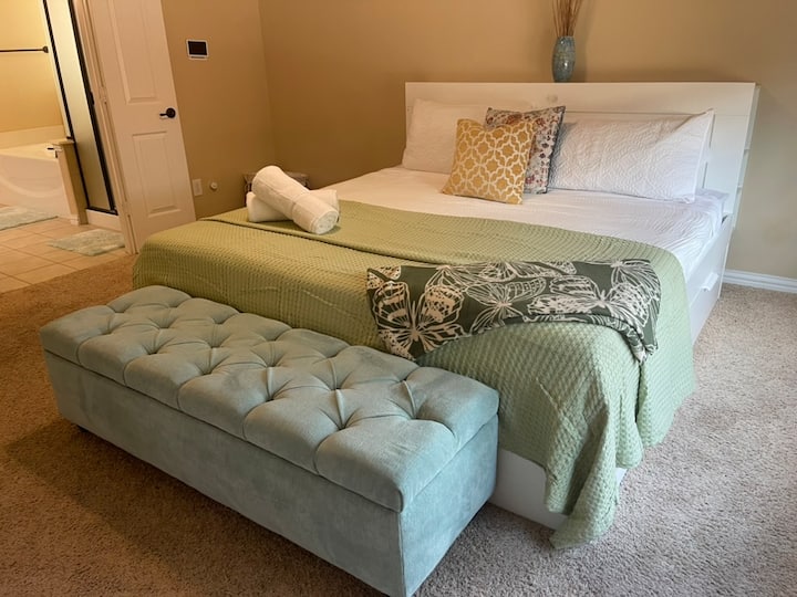 Glavna spavaća soba s vlastitom kupaonicom i bračnim krevetom