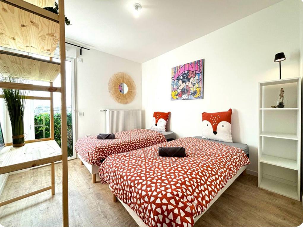 غرفة نوم مجهزة بسريرين فرديين مريحين لليالي الهادئة.
يتم توفير بياضات الأسرّة والمناشف لراحتك.