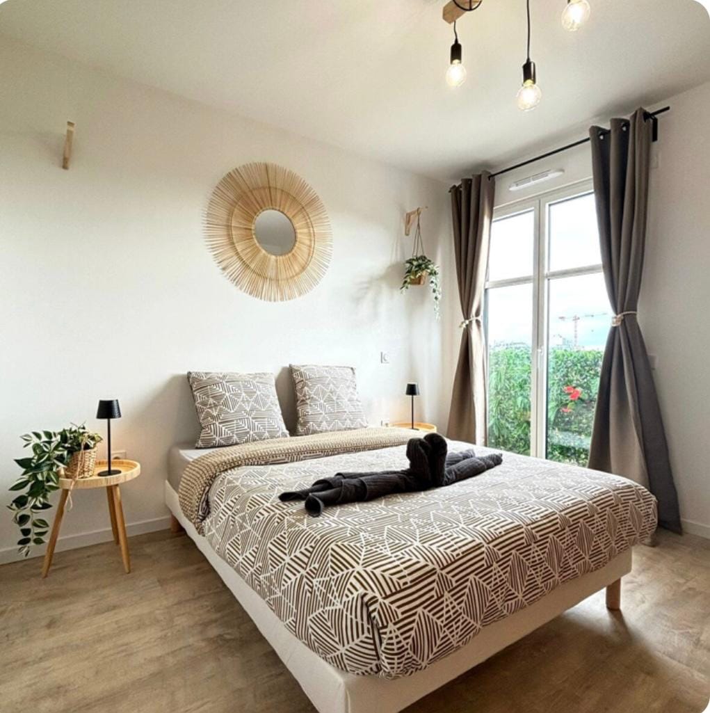 غرفة تتكون من سرير مزدوج.
يتم توفير بياضات الأسرّة والمناشف لراحتك.